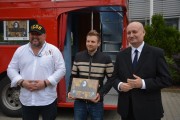 wojewoda wielkopolski i szef Cabrio Poland ze zdobywcą nagrody w konkursie na najpiękniejszy kabriolet