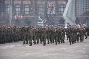 Kolumna maszerujących żołnierzy.