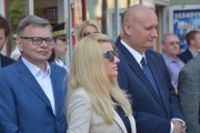 wojewoda podczas uroczystości wraz z pozostałymi zaproszonymi gośćmi