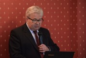 Dyrektor Krystek prowadzi prezentację 