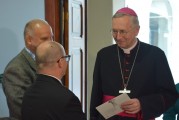Arcybiskup wita się z gośźmi