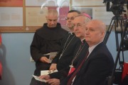 Wojwoda, arcybiskup i prezes Poczty Polskiej siedzą w pierwszym rzędzie