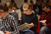 Uczniowie czytają gazety.