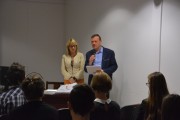 Przemawia dyrektor muzuem.
