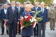 Kierownik delegatury składa kwiaty. 