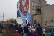 Widok muralu i uczestników uroczystości.