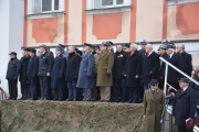 Grupa zaproszonych gości na platformie przed Ratuszem w Lesznie