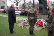 Wojewoda składa kwiaty pod Pomnikiem Ofiar Katynia i Sybiru.