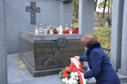 Wicewojewoda składa kwiaty na grobie Stanisława Mikołajczyka. 