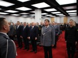 Policjanci stoją podczas apelu