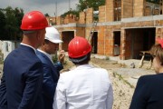 Przedstawiciele firmy deweloperskiej prezentują minister plac budowy