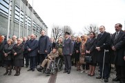Uczestnicy uroczystości czekają na moment odsłonięcia tablicy upamiętniającej Szefów BBN.   