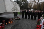 Wojewoda z marszałkiem i delegacją składają kwiaty przed Pomnikiem Ofiar Katastrofy Smoleńskiej.
