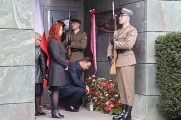 Prezydent Andrzej Duda składa kwiaty pod tablicą upamiętniającą Szefów BBN.