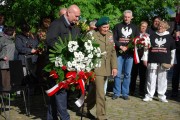 Wojewoda składa kwiaty przed Pomnikiem Polskiego Państwa Podziemnego.