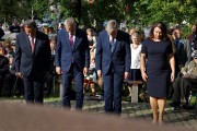 I Wicewojewoda Wielkopolski składa kwiaty.