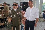 Wojewoda Wielkopolski wraz z kierownikiem muzeum - płk. Tomaszem Ogrodniczukiem.