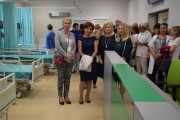 Wicewojewoda zwiedza salę obserwacji. 