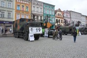 Żołnierze prezentują sprzęt militarny na Rynku w Lesznie