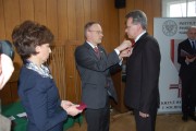 Prezes IPN-u wręcza Krzyż Wolności i Solidarności Zbigniewowi Rutkowskiemu.