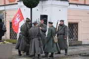 Grupa rekonstruktorów z flagą Powstania Wielkopolskiego
