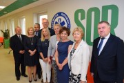 Wspólne zdjęcie uczestników otwarcia oddziału. W tle napis SOR na ścianie.
