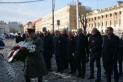 Delegacja składa wiązankę pod tablicą Ignacego Paderewskiego