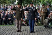 skłądanie kwiatów przez przedstawicieli V Korpusu USA.