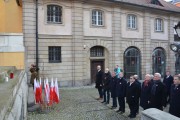 Delegacja składa wiązankę pod pomnikiem 15. Pułku Ułanów Poznańskich