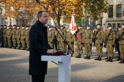 wicewojewoda przemawia na mównicy podczas obchodów Dnia Niepodległości