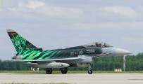 Samolot wielozadaniowy z malowaniem zielonych pasów tygrysa