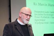 ks. mgr Marcin Marsollek podcza wykładu