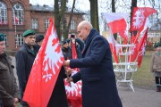 Wojewoda wręcza młodzieży flagę Powstania Wielkopolskiego