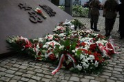 Złożone wiązanki pod pomnikiem.
