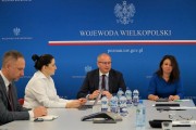 Wojewoda zabiera głos podczas spotkania z udziałem wicewojewody oraz innych uczestników