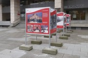 Widok na fragment wystawy przed budynkiem urzędu