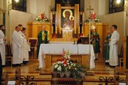 Ksiądz odprawia mszę