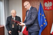 Wojewoda wręcza medal Panu Bronisławowi Berdychowskiemu