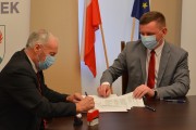 Wicewojewoda podpisuje umowę z władzami gminy Okonek