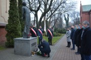 W rocznicę wprowadzenia stanu wojennego delegacja uroczystości składa kwiaty w poznańskich miejscach pamięci
