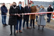 Wicewojewoda Maciej Bieniek oraz parlamentarzyści i samorządowcy symbolicznie otwierają drogę Oborniki - Uścikowo