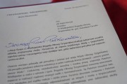 Zbliżenie na list, który został przekazany podczas uroczystości