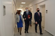 Wojewoda w towarzystwie wicewojewodów idzie korytarzem na konferencję prasową 