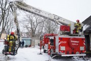 Akcja ratownicza strażaków. Dogaszają pożar budynku