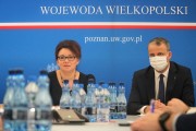 Wojewoda Michał Zieliński oraz wicewojewoda Aneta Niestrawska rozmawiają ze starostami