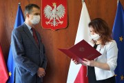 Wicewojewoda Aneta Niestrawska wręcza akt powołania na stanowisko konsultanta wojewódzkiego w dziedzinie angiologii