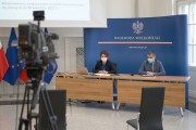 Wicewojewoda Aneta Niestrawska oraz dyrektor wydziału polityki społecznej udzielają informacji podczas konferencji prasowej