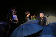 Na scenie wicewojewoda wręcza Złoty Medal „Zasłużony Kulturze Gloria Artis”. 