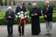 Wicewojewoda Maciej Bieniek wspólnie z przedstawicielami organizacji kombatanckich składa kwiaty pod Pomnikiem Ofiar Katynia i Sybiru