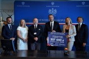 Wspólne zdjęcie przedstawicieli szpitala w Wolsztynie z Wojewodą Wielkopolskim.